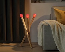Lampe Ikea Stråla – Lampadaire à Led en forme d’allumette (design Lukas Bazle)