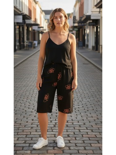 Ladies pull shorts black - on,