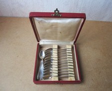 16 petites cuillères à café moka en argent massif allemand en très bon état.