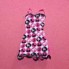Robe rose et noire poupée