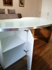 Îlot table bar inox, dessus verre, placard sous table excellent état.Ilot tableI