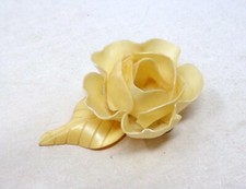 Pince à foulard ancienne en celluloid - 1940-50's - Décor de fleurs