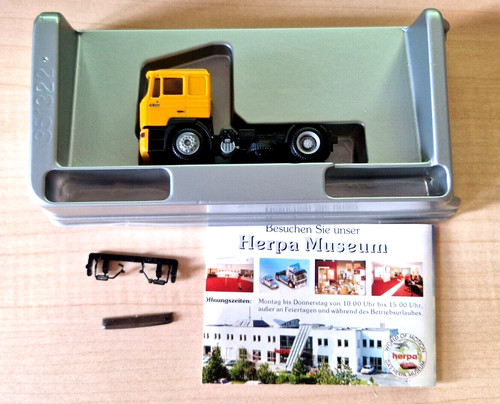 Tracteur routier jaune neutre