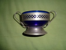 Ancienne petite COUPE en verre bleu; pied en métal
