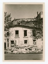 PHOTO, une maison en ruine toiture éventrée fenêtre béante