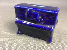 Ancienne tirelire à casser céramique forme de piano bleu roi vintage rétro