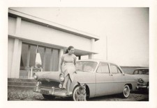 ANCIENNE PHOTOGRAPHIE CIRCA 1955 A QUIBERVILLE JEUNE FILLE ET VOITURE ANCIENNE