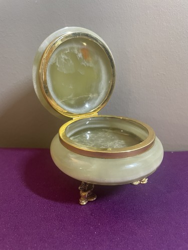 Ancienne petite boîte - , à
