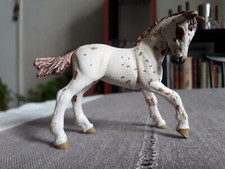 PAPO Vintage 2009 - Poulain blanc galopant, à taches et crinière courte rousses