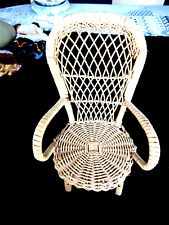 Jouet ! Chaise ! Poupée ! Rotin ! Osier !