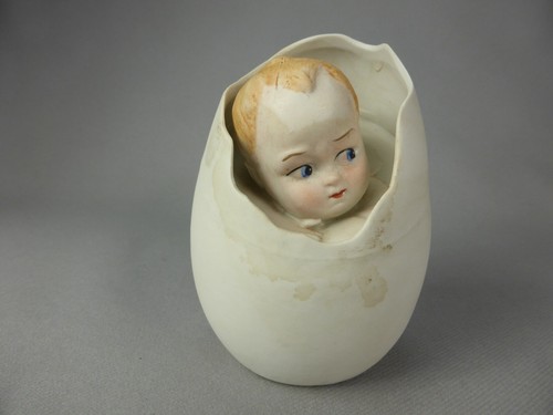 Bebe sort oeuf biscuit - l'oeuf,