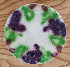 Assiette barbotine « aux raisins » - Onnaing