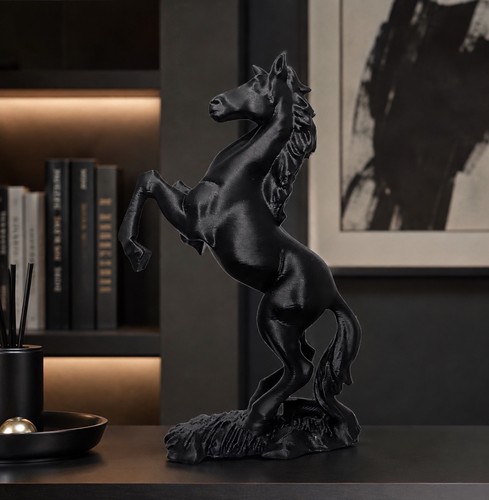 Figurine cheval cabré