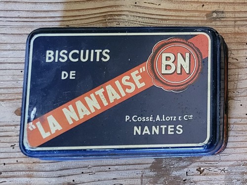 Ancienne boîte métal - en,