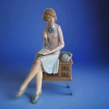 statue femme secrétaire en