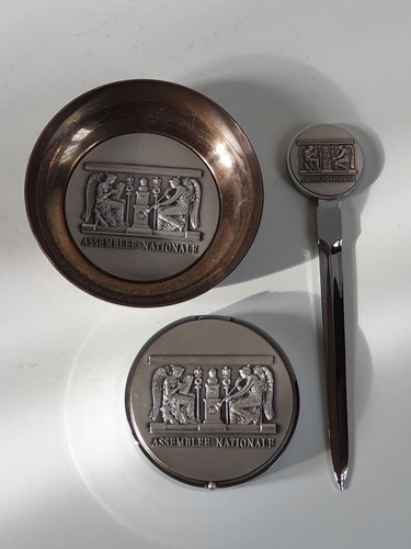 Médaille vide poche - , et