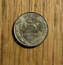 Pièce de 5 centimes de franc 1994 en très bon état. Col 3 plis et Abeille.