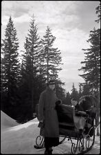 Femme & jeune garçon neige montagne traineau  - Ancien négatif photo an. 1930