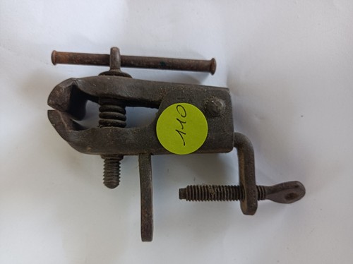 Ancien très petit étau - très,