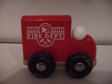 Voiture de pompiers en bois de