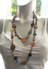 grand collier sautoir en perles multicolores boutons en bois neuf