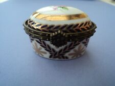BOITE A PILULES ( Ovale ) , PILULIER EN PORCELAINE D'ART, Motifs : Fleurs.