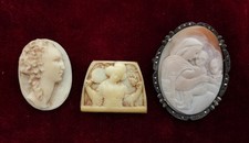 ENSEMBLE DE TROIS BROCHES OU CAMÉOS. OS SCULPTÉ ET NACRE. EUROPE. XIXE-XXE