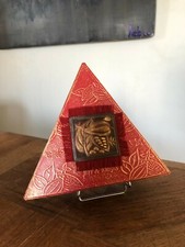 ANCIENNE JOLIE BOITE A CHOCOLATS TRIANGULAIRE EN CARTON " JEFF DE BRUGES "