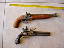 lot 2 répliques de pistolets anciens pirates flibuste