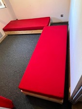 2 sommiers  en bois plus 2 matelas en mousse
