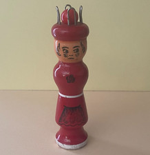 JOLI TRICOTIN DAME ROUGE EN BOIS PEINT AVEC SON PIC