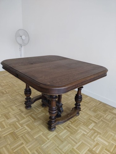 Une table ancienne - une, en