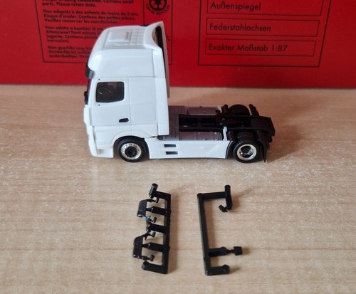 Tracteur routier neutre blanc
