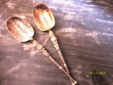 CUILLERES DE SERVICE EN ARGENT MASSIF ET VERMEIL A CUILLERONS CISELES DE VOLUTES