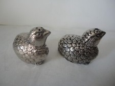 Couple de petits oiseaux en forme de salière et poivrière métal et poinçons