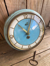 Pendule murale Idox ,en métal bleu ciel, made in Israél, vintage , rare