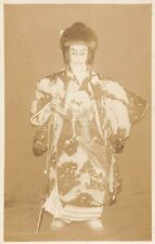 CPA JAPON CARTE PHOTO D'UN HOMME JAPONAIS EN TENUE DE PARADE AVEC SABRE