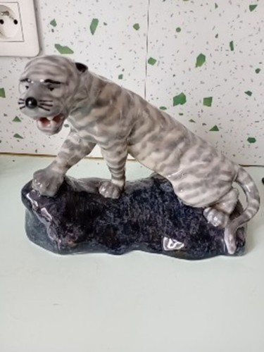 Tigre rugissant par - , camille