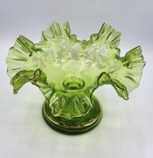 Coupe en verre soufflé coloré vert émaillé à décor floral début XXème
