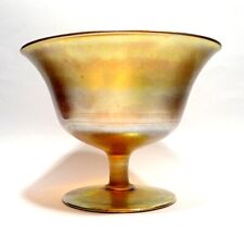 VERRE A PIED A CALICE DORE -