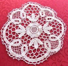 NAPPERON DENTELLE AUX FUSEAUX BRODE MAIN BRUGES  39 CM BLANC*