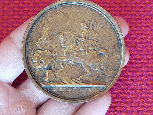 Tres belle medaille ancienne - belle,