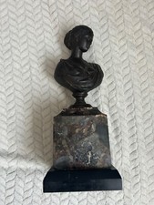 Buste de femme en métal noir