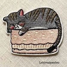 PATCH ÉCUSSON thermocollant - CHAT sur POUF ** 6 x 4,5 cm ** Applique à repasser