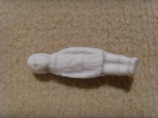 185- Fève ancienne porcelaine biscuit  "personnage en liquette"