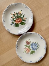 2 Assiettes dont 1 Gien signées SR à liseré bleu