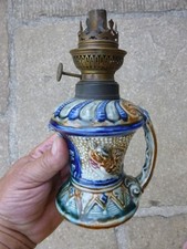 LAMPE A PETROLE BARBOTINE DECOR D'OISEAUX FAIENCE EN RELIEF MAJOLICA SANS VERRE
