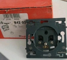 84202 Prise LEGRAND SAGANE  2P+T 842 02 neuf