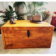 Coffre en bois de pin teinté