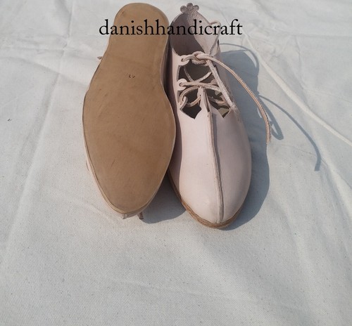 Chaussures médiévales - , en